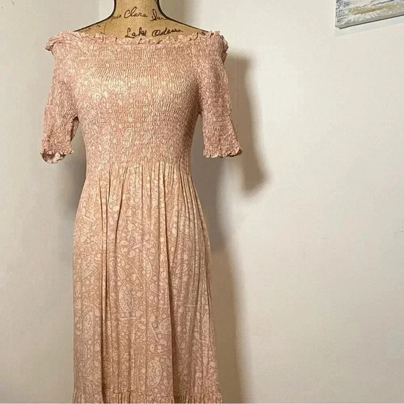 NWOT Urban Outfitters Smocked Off The Shoulder Midi Dress Pink Women’s Medium - Picture 15 of 16